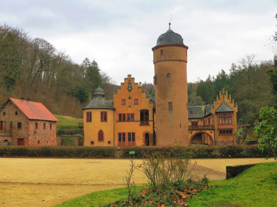 Märchenschloss Mespelbrunn und sagenumwobener Echterspfahl