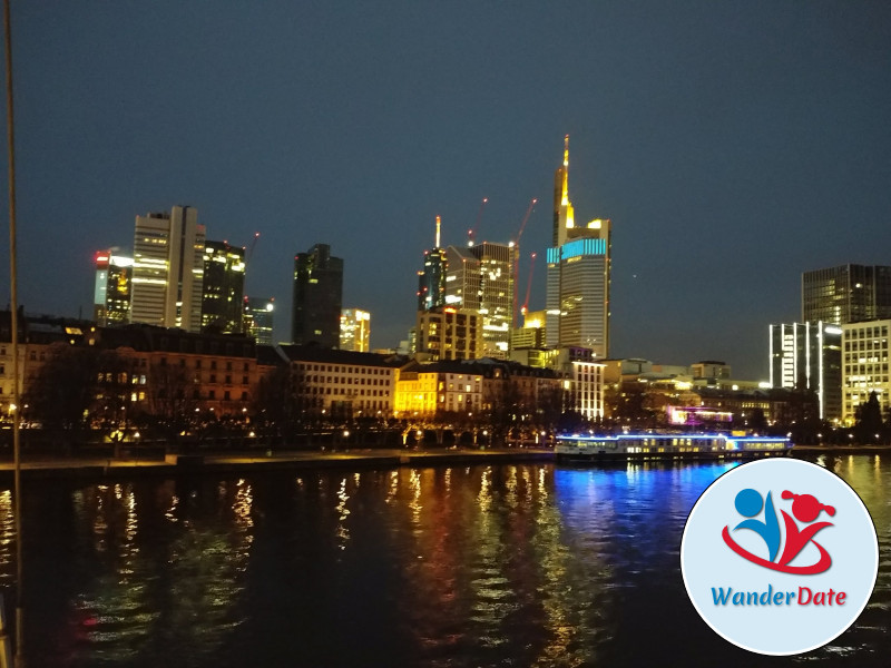 Frankfurter Nightwalk zur Single-Party im Südbahnhof